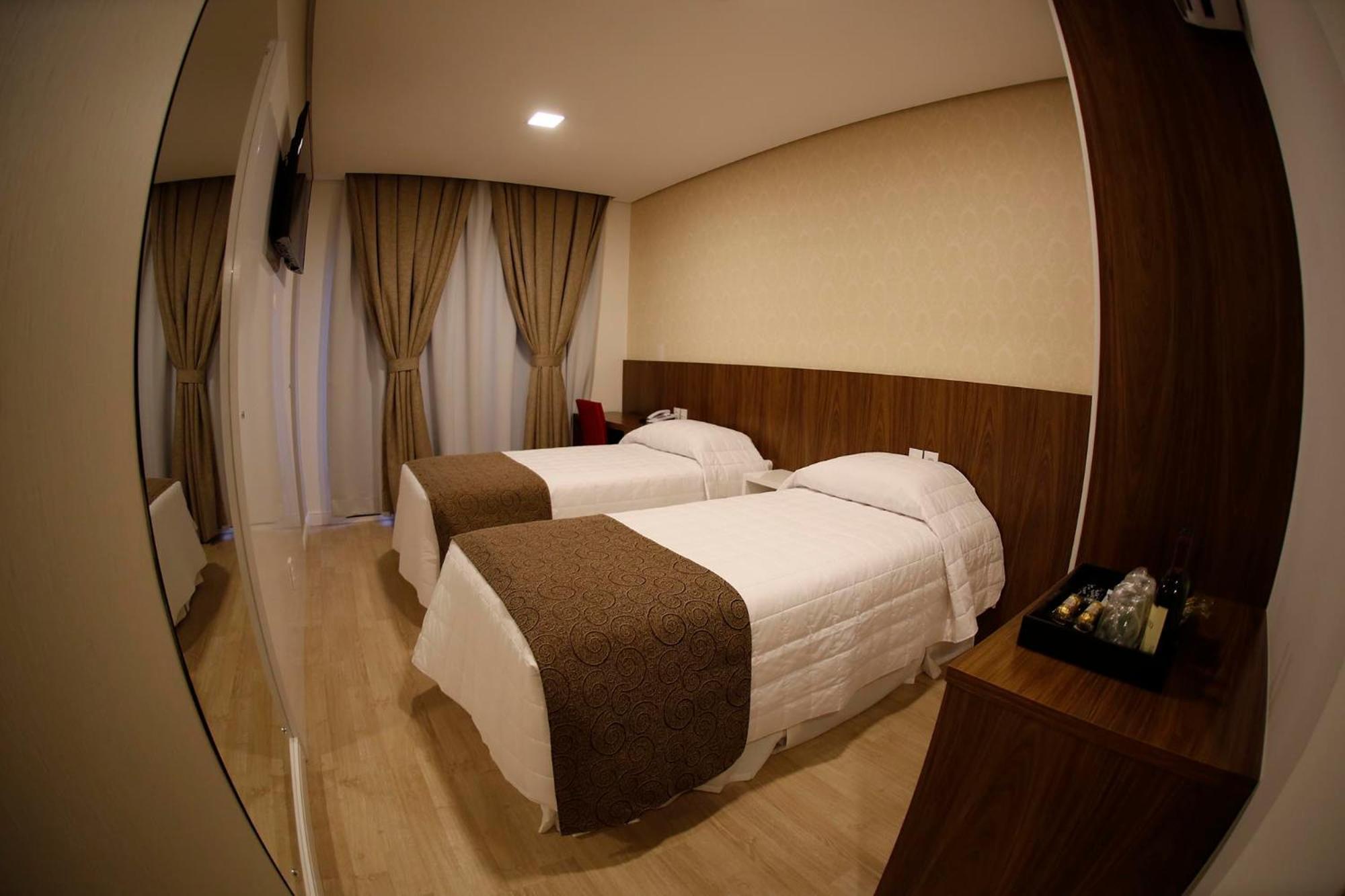 Holiday & Business Hotel - Em Frente Ao Centro De Eventos E Arena Conda Chapecó Стая снимка
