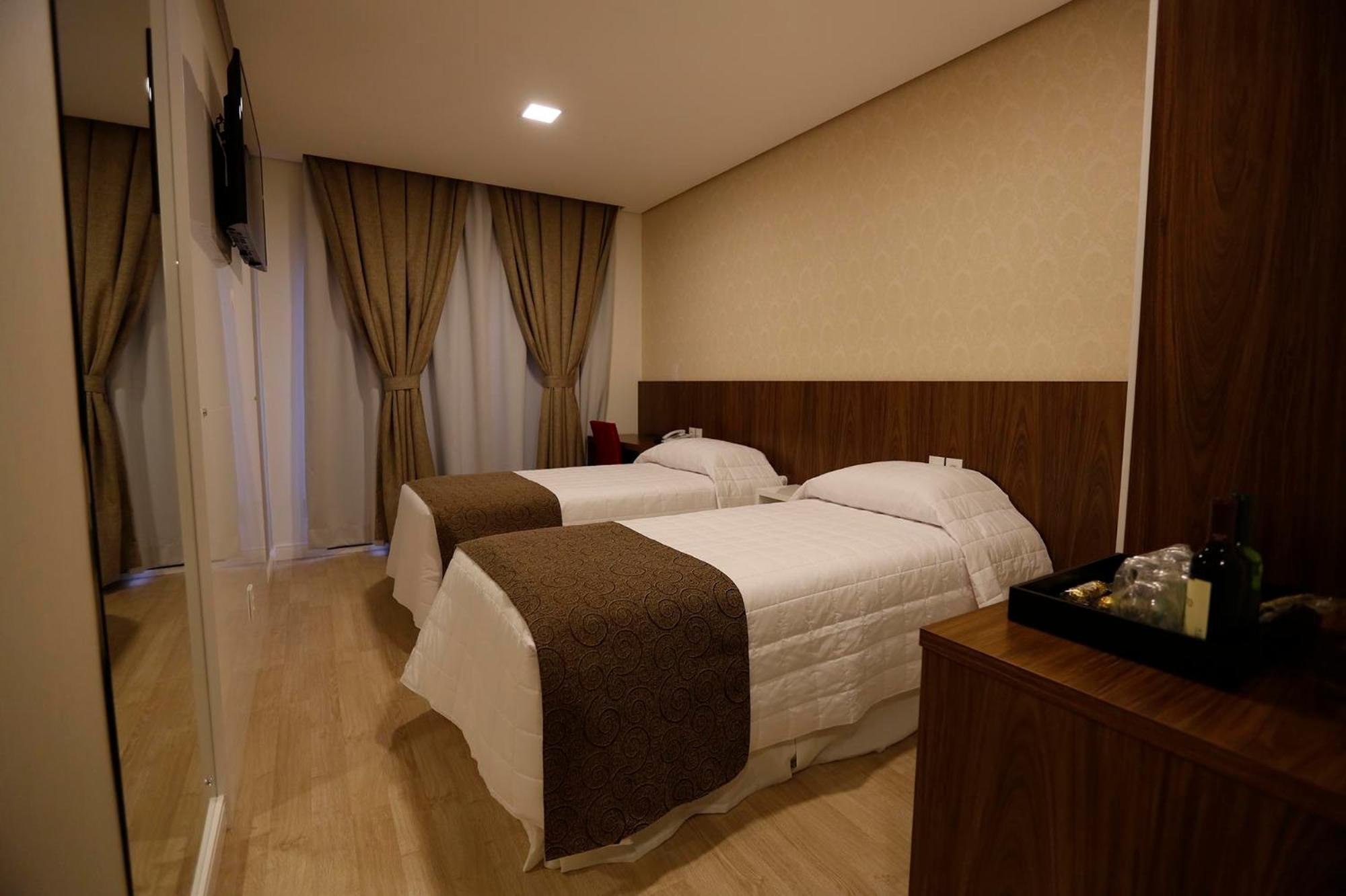 Holiday & Business Hotel - Em Frente Ao Centro De Eventos E Arena Conda Chapecó Стая снимка